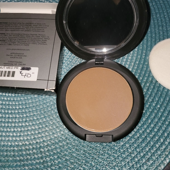 Glo Minerals Pressed Base Foundation - Picture 2 of 4